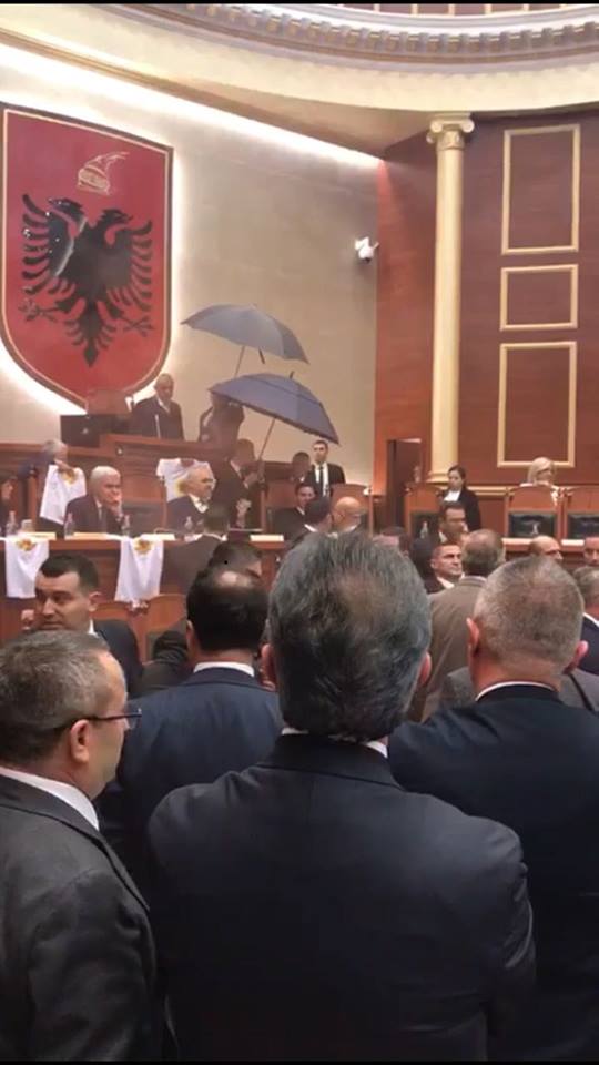 Parlamentin e pushton kaosi, PD hedh tymuese, mazhoranca voton Arta Markun për Kryeprokurore