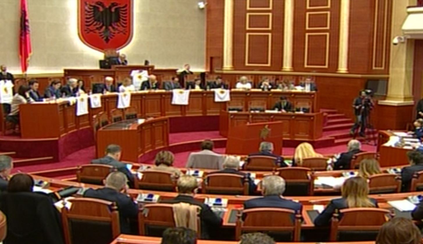Opozita kërkon heqjen e kryeprokurorit nga rendi i ditës, mazhoranca e rrëzon me forcën e kartonëve