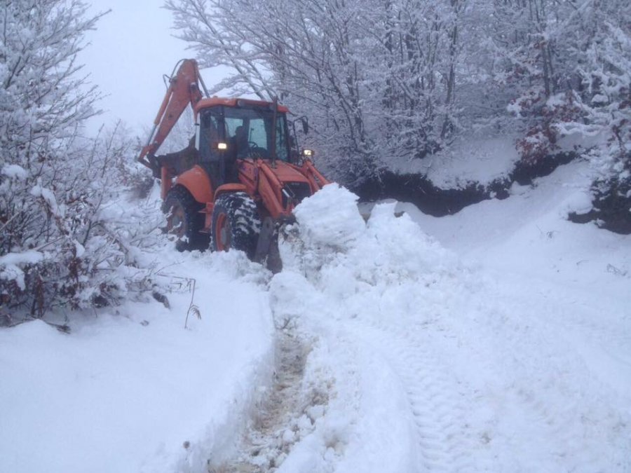 FOTO/ Bllokimi i Dukagjinit, bashkia Shkodër nis punën për hapjen e rrugës