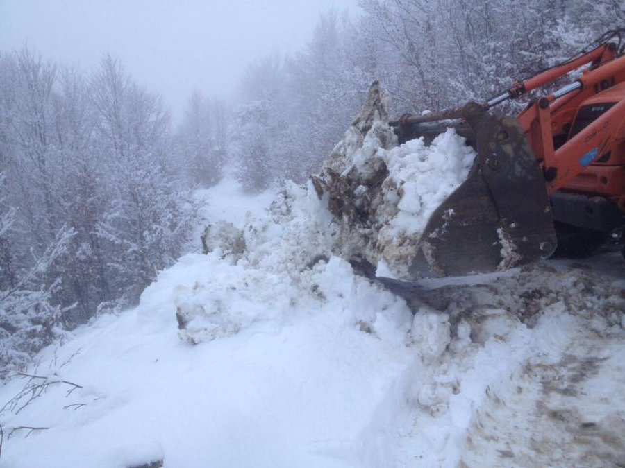 FOTO/ Bllokimi i Dukagjinit, bashkia Shkodër nis punën për hapjen e rrugës