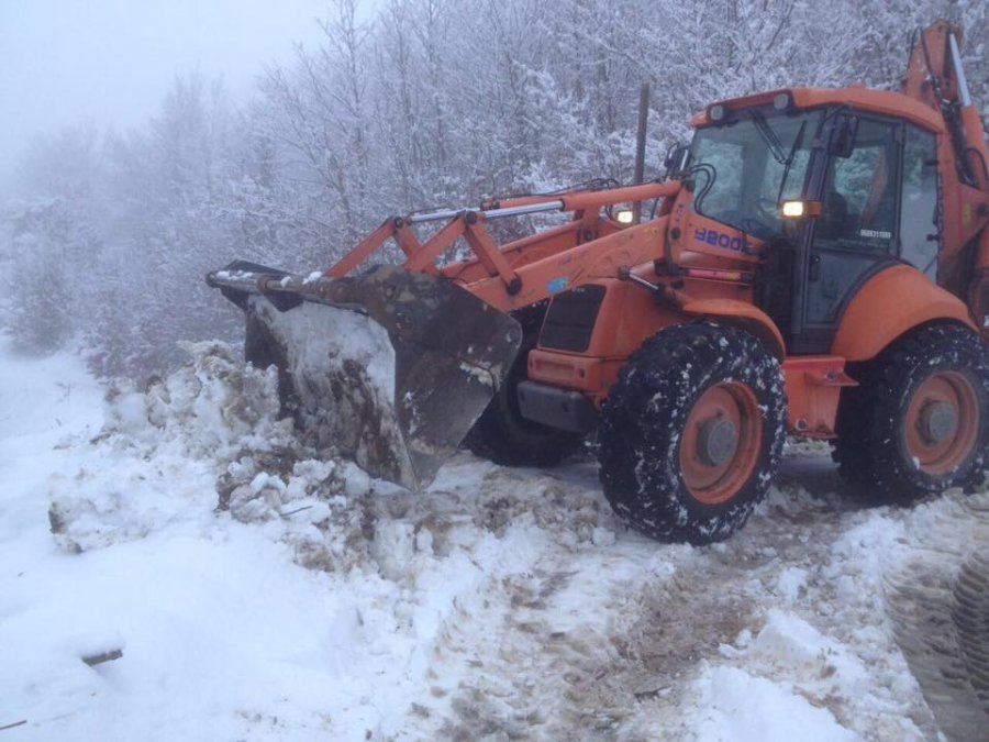 FOTO/ Bllokimi i Dukagjinit, bashkia Shkodër nis punën për hapjen e rrugës