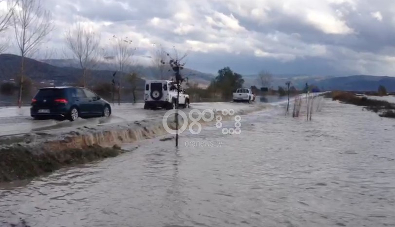 VIDEO/ Niveli i ujit arrin në 20 cm në aksin Levan-Tepelnë, devijohet qarkullimi