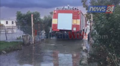 VIDEO/ Çifti i moshuar në Darëzezë s’pranoi evakuimin, u bindën nga ndërhyrja e zjarrfikëses