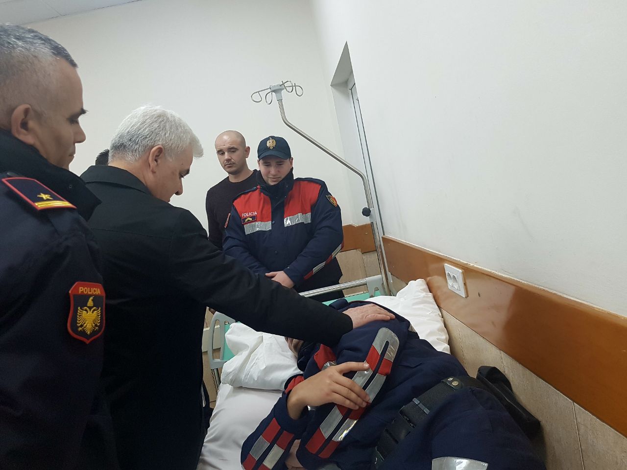 Xhafaj viziton efektivin e plagosur të “Shqiponjave”, Mjekët: Jashtë rrezikut për jetën