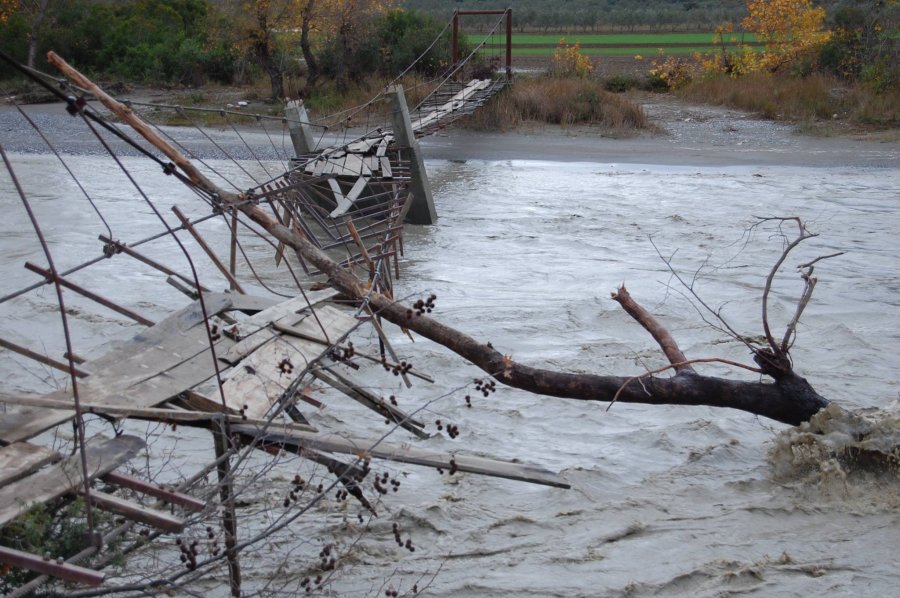 FOTO GALERI/ Osumi nuk kursen as Poliçanin, përmbyten disa fshatra