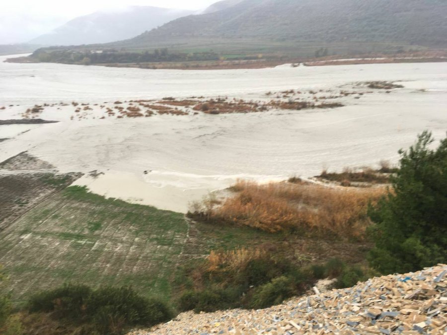 FOTO GALERI/ Osumi nuk kursen as Poliçanin, përmbyten disa fshatra