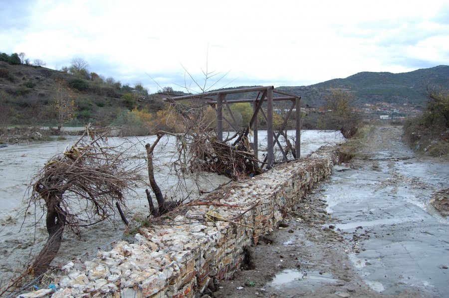 FOTO GALERI/ Osumi nuk kursen as Poliçanin, përmbyten disa fshatra