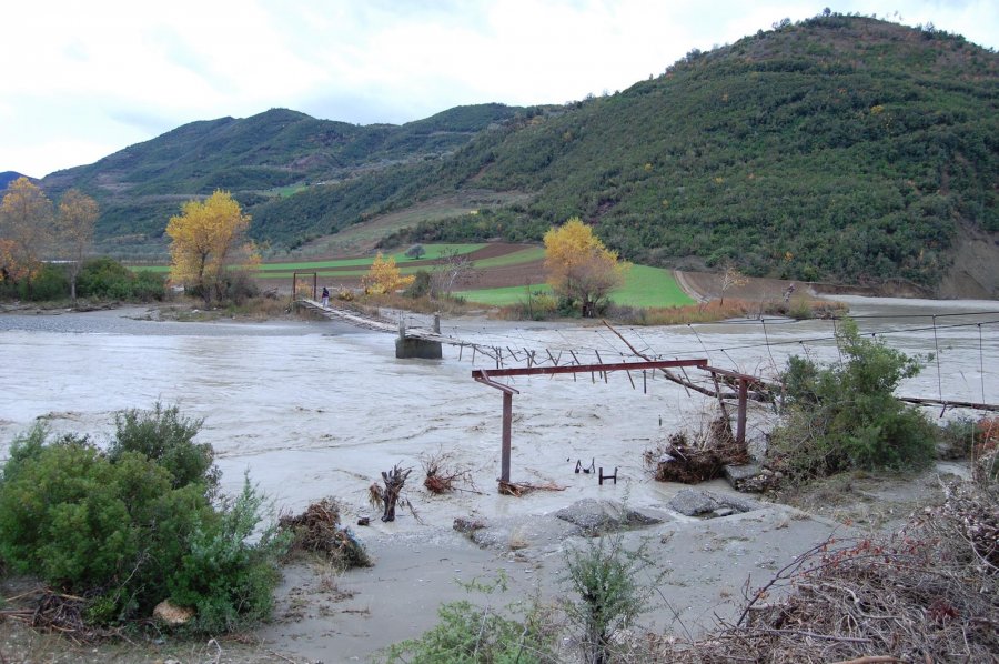 FOTO GALERI/ Osumi nuk kursen as Poliçanin, përmbyten disa fshatra