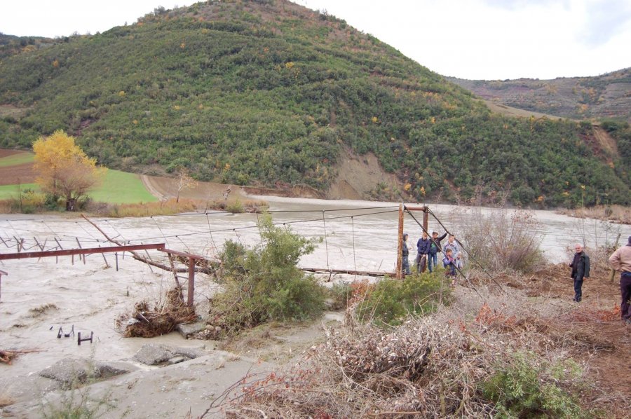 FOTO GALERI/ Osumi nuk kursen as Poliçanin, përmbyten disa fshatra