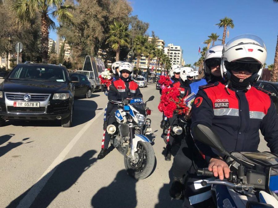 Atmosferë festash në Vlorë, policët e qytetit bregdetar i presin shoferët me lule