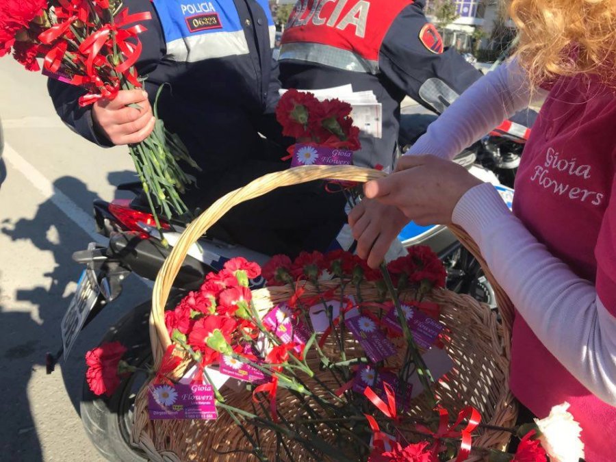 Atmosferë festash në Vlorë, policët e qytetit bregdetar i presin shoferët me lule