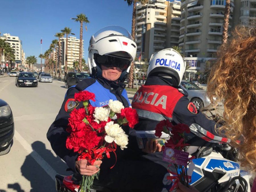 Atmosferë festash në Vlorë, policët e qytetit bregdetar i presin shoferët me lule