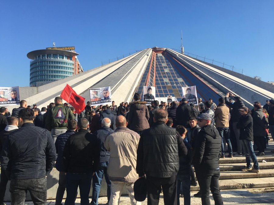 VIDEO/ Shqiptarët me parrullën “Drejtësi për djalin tonë”, protestojnë në Tiranë për Florenc Beqirin