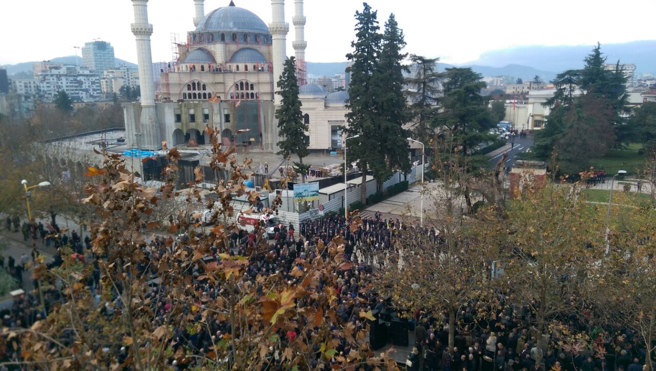 PROTESTA/ Nis seanca parlamentare, ja deputetët që do të flasin para protestuesve