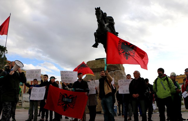 TIRANË/Protestë masive për HEC-et në Valbonë, rritet rezistenca e banorëve