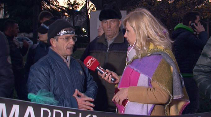 Banorët e Valbonës qëndresë 20-orëshe përpara Parlamentit