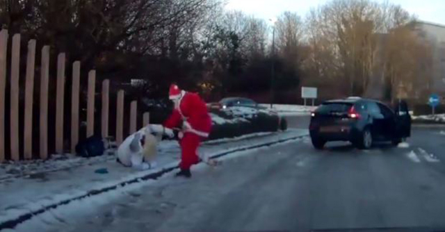 VIDEO/ Gruaja rrëzohet keq në akull, heroi i Krishtlindjeve i vjen në ndihmë