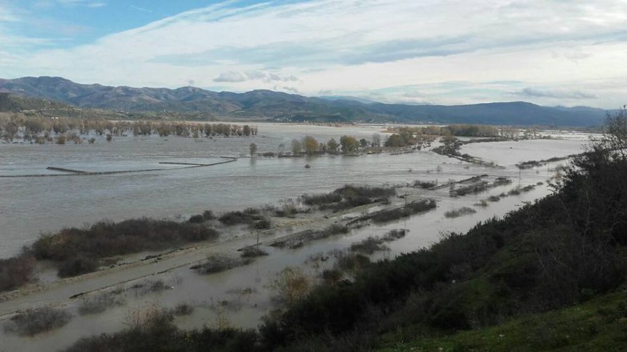 FOTO GALERI/ Selenica e paralizuar nga përmbytjet, bllokohet qarkullimi drejt Vlorës