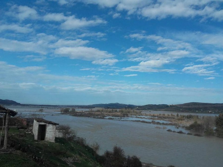 FOTO GALERI/ Selenica e paralizuar nga përmbytjet, bllokohet qarkullimi drejt Vlorës