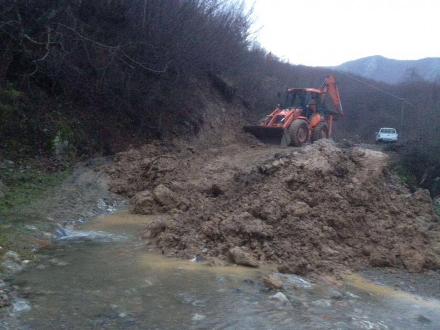 FOTO/ Shkodra i shpëton përmbytjeve, ka probleme me qarkullimin në akset malore, ja situata sipas bashkisë…
