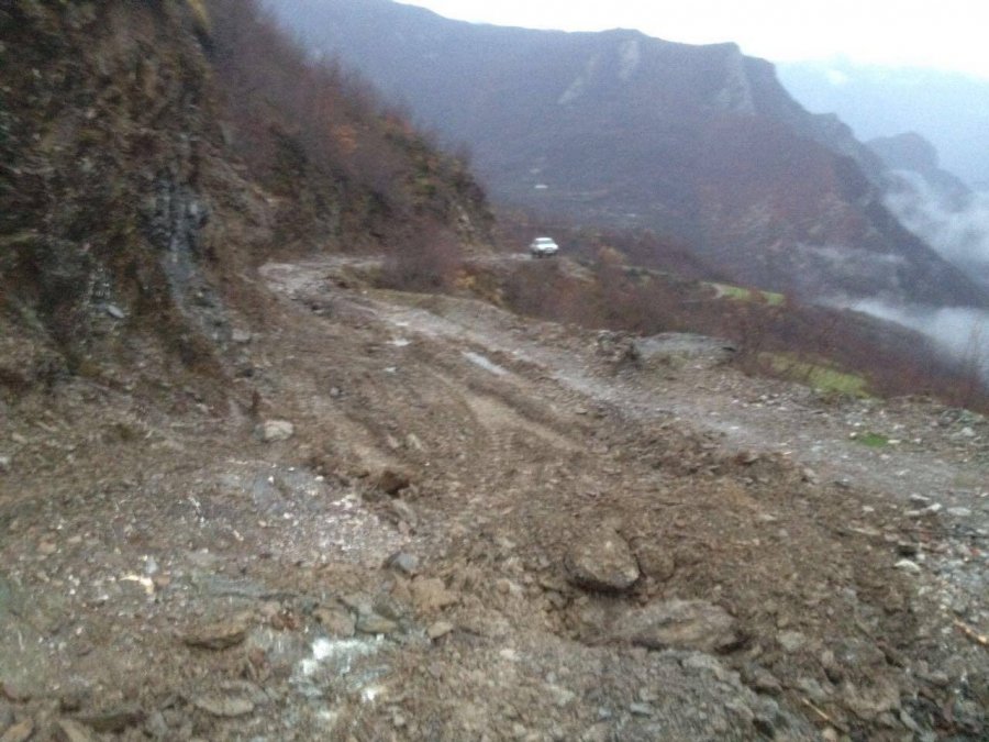 FOTO/ Shkodra i shpëton përmbytjeve, ka probleme me qarkullimin në akset malore, ja situata sipas bashkisë…