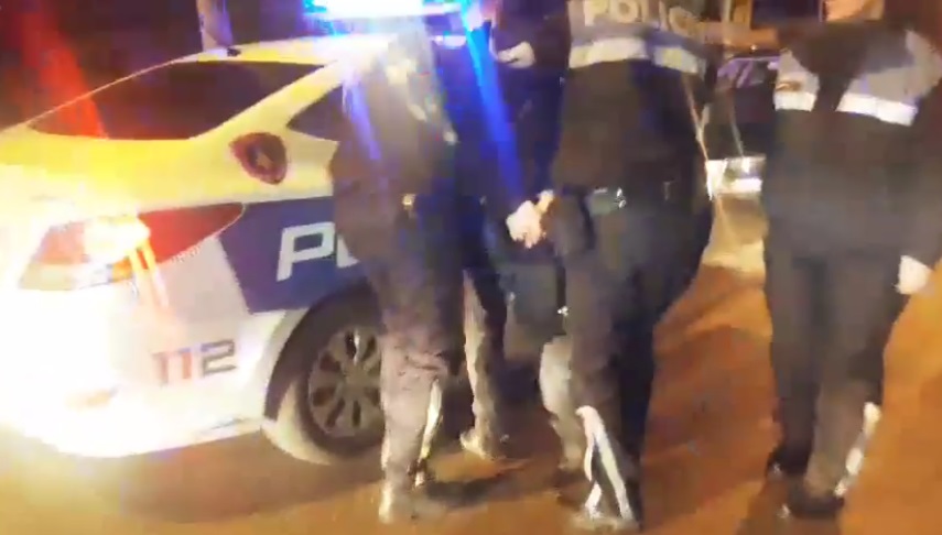 VIDEO/ Shoferi i dehur futet kundravajtje në Sauk, policia e bën për “ujë të ftohtë”
