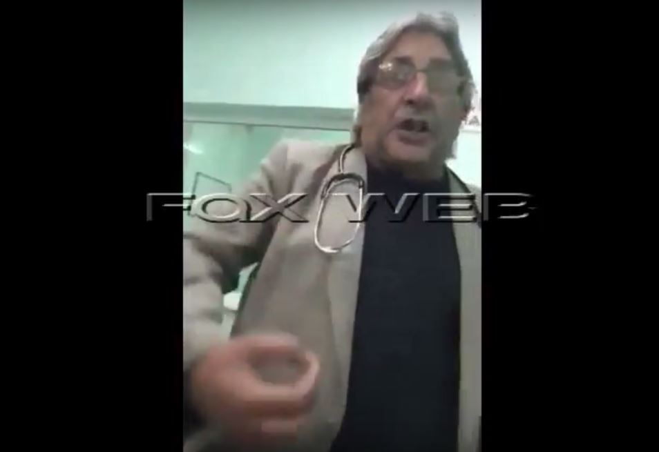 VIDEO SKANDAL/ “Do ju q* racën”, shefi i Urgjencës ofendon dhe nxjerr jashtë gazetarët, kishin shkuar për të vizituar edukatoren e dhunuar