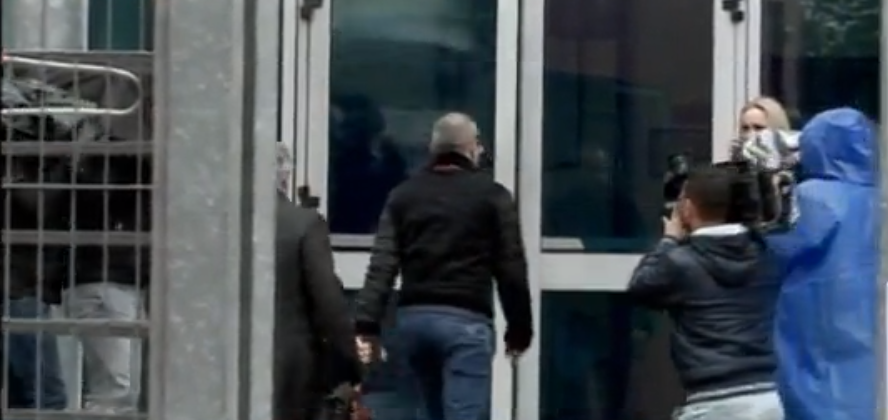 FOTO/ Saimir Tahiri “e merr me sportivitet”, buzëqeshje vesh më vesh teksa paraqitet të Krimet e Rënda