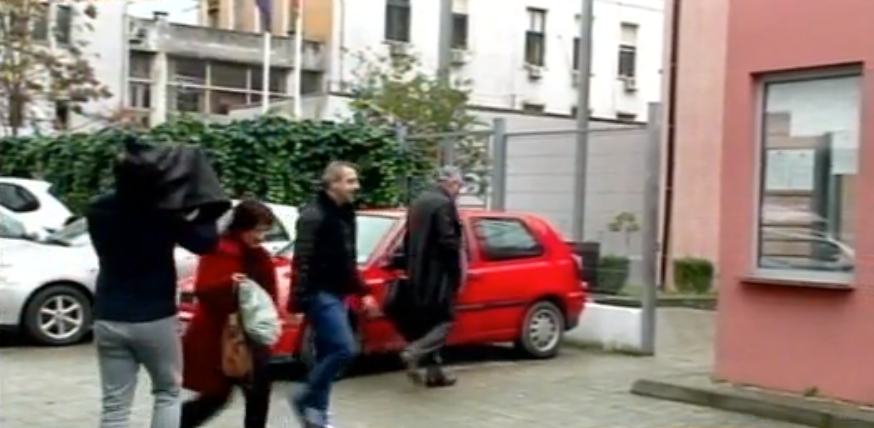 FOTO/ Saimir Tahiri “e merr me sportivitet”, buzëqeshje vesh më vesh teksa paraqitet të Krimet e Rënda