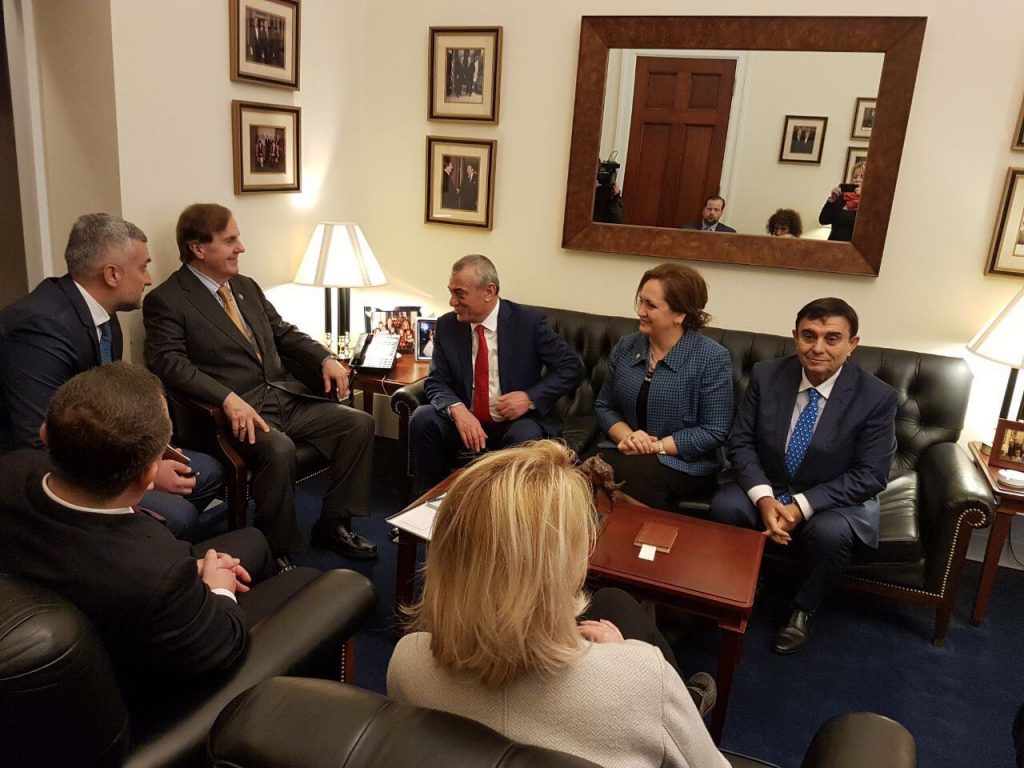 VIDEO/ Gramoz Ruçi “e bën fora” në SHBA, i flet shqip kongresmenit amerikan…, sepse nuk di asnjë fjalë anglisht