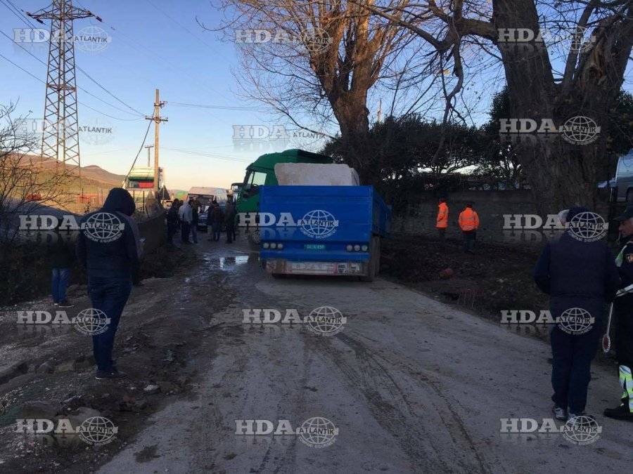 FOTO GALERI/ Qesharake, rruga Çorovodë-Berat bllokohet nga trajleri i aksidentuar, policia s’ka mjete ta tërheqë