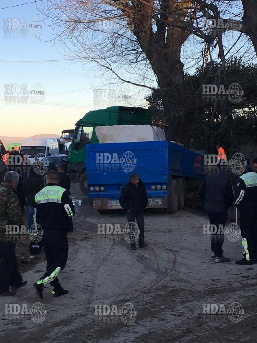 FOTO GALERI/ Qesharake, rruga Çorovodë-Berat bllokohet nga trajleri i aksidentuar, policia s’ka mjete ta tërheqë