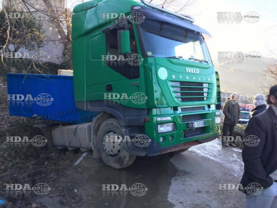 FOTO GALERI/ Qesharake, rruga Çorovodë-Berat bllokohet nga trajleri i aksidentuar, policia s’ka mjete ta tërheqë