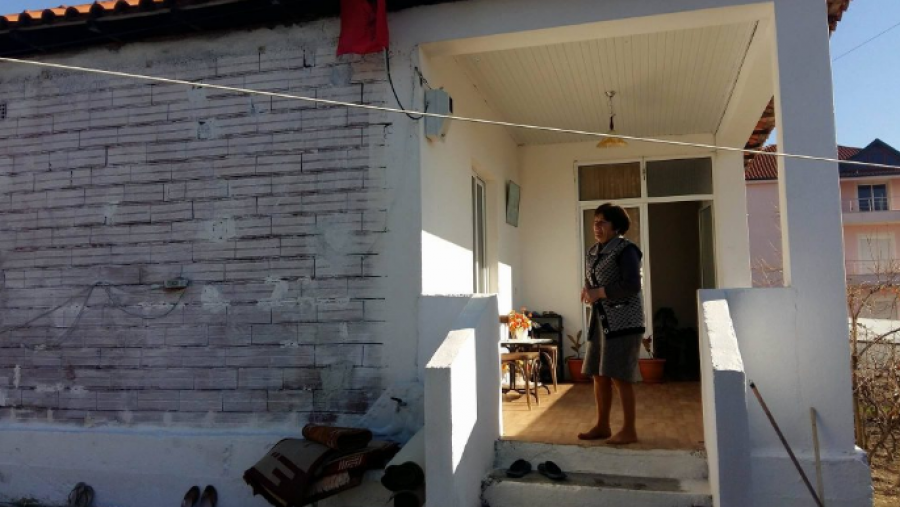 FOTO/ Fati i profesorit të arrestuar në Turqi, nëna tregon mes lotësh: Nuk di ç’ka ndodhur me djalin, më kërkuan 7 mijë euro për…