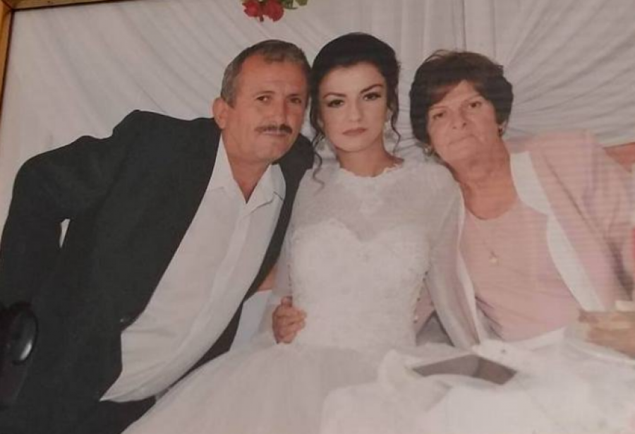 FOTO/ Fati i profesorit të arrestuar në Turqi, nëna tregon mes lotësh: Nuk di ç’ka ndodhur me djalin, më kërkuan 7 mijë euro për…