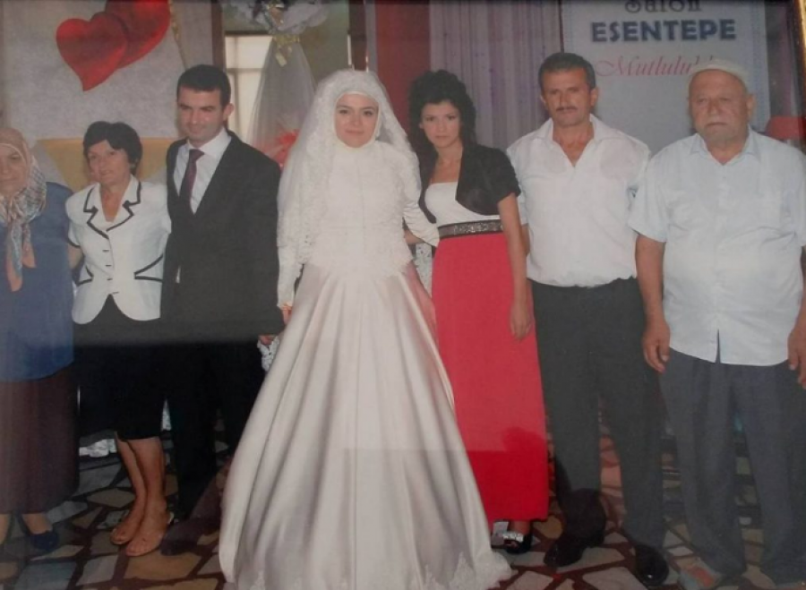 FOTO/ Fati i profesorit të arrestuar në Turqi, nëna tregon mes lotësh: Nuk di ç’ka ndodhur me djalin, më kërkuan 7 mijë euro për…