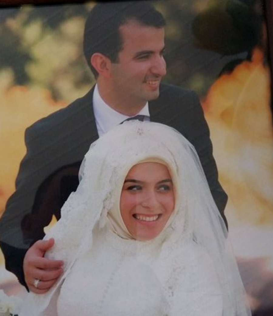 FOTO/ Fati i profesorit të arrestuar në Turqi, nëna tregon mes lotësh: Nuk di ç’ka ndodhur me djalin, më kërkuan 7 mijë euro për…