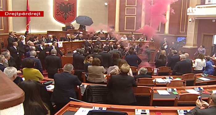 FOTO GALERI/ Opozita hedh tymuese në Parlament, Rama e Ruçi mbrohen me çadër