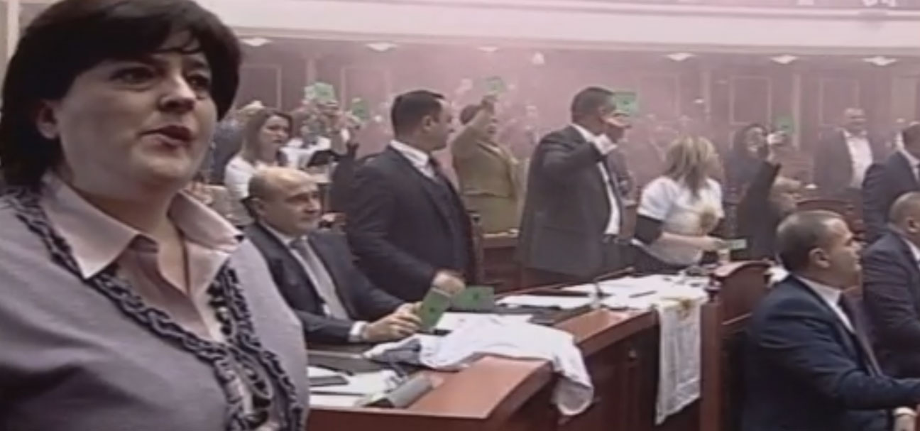 FOTO GALERI/ Opozita hedh tymuese në Parlament, Rama e Ruçi mbrohen me çadër