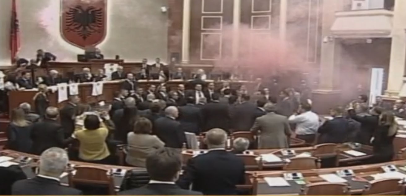 FOTO GALERI/ Opozita hedh tymuese në Parlament, Rama e Ruçi mbrohen me çadër