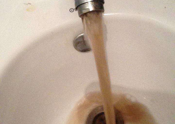 Fier, përmbytjet ndotin ujin e pijshëm, 110 mijë banorë ende nuk furnizohen