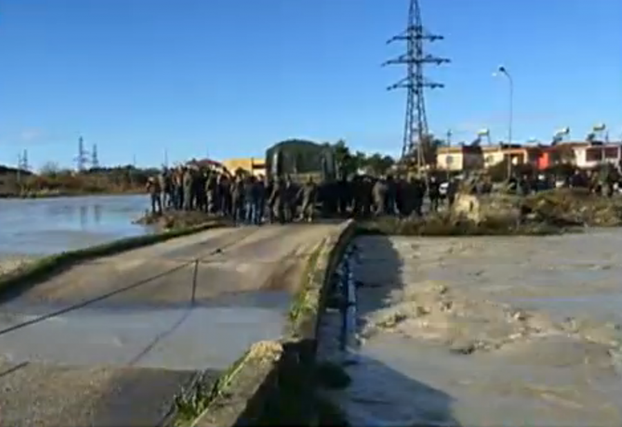 FOTO GALERI/ 2000 banorë të bllokuar në Darëzezë, nis ndërtimi i urës dhe evakuimi me varka