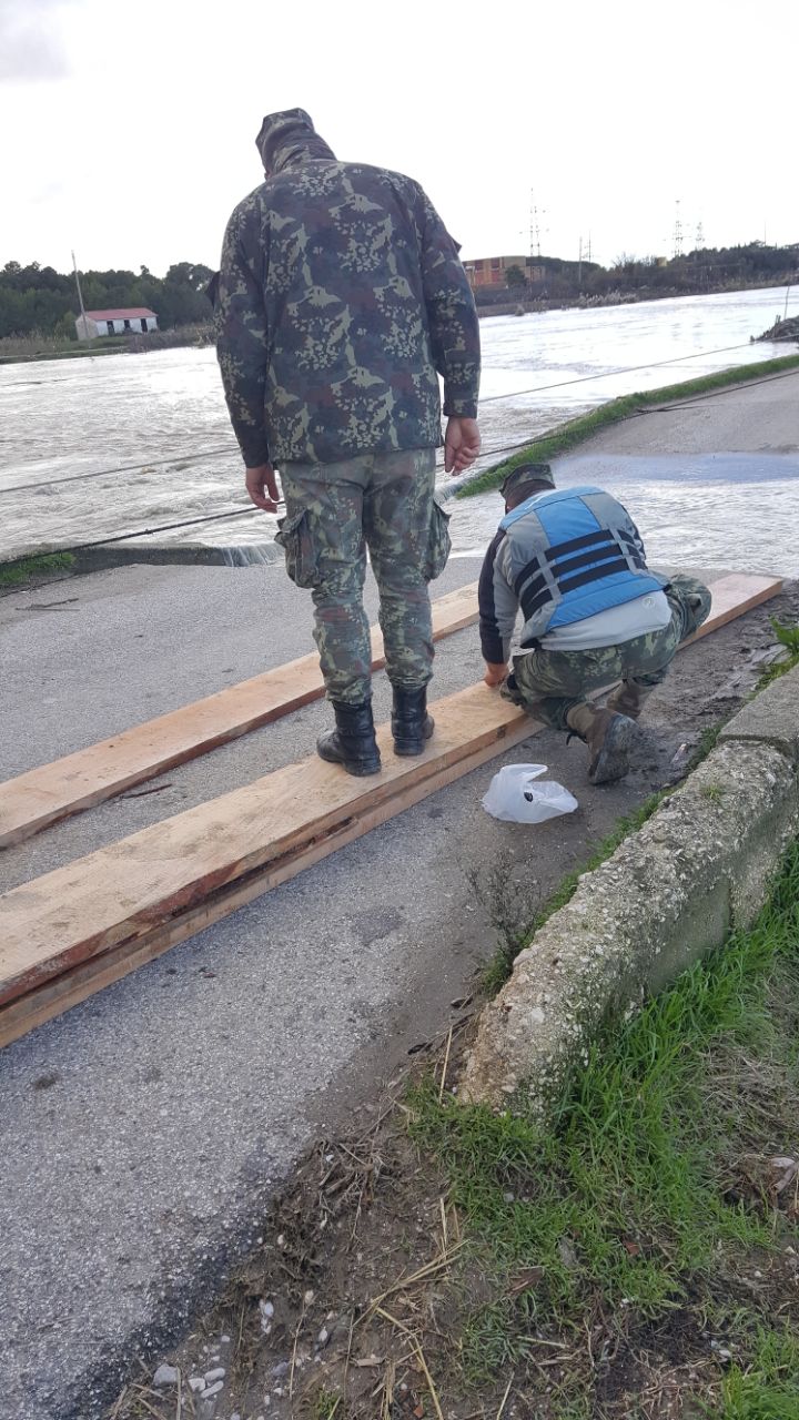 FOTO GALERI/ 2000 banorë të bllokuar në Darëzezë, nis ndërtimi i urës dhe evakuimi me varka