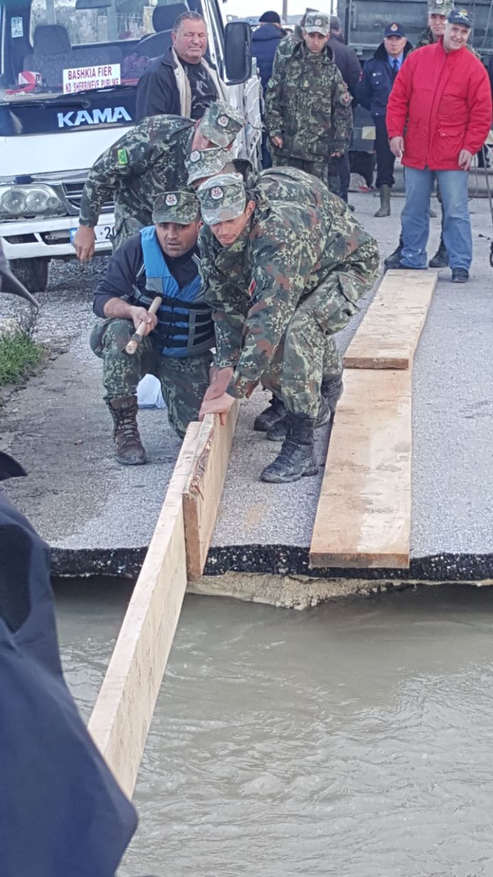 FOTO GALERI/ 2000 banorë të bllokuar në Darëzezë, nis ndërtimi i urës dhe evakuimi me varka