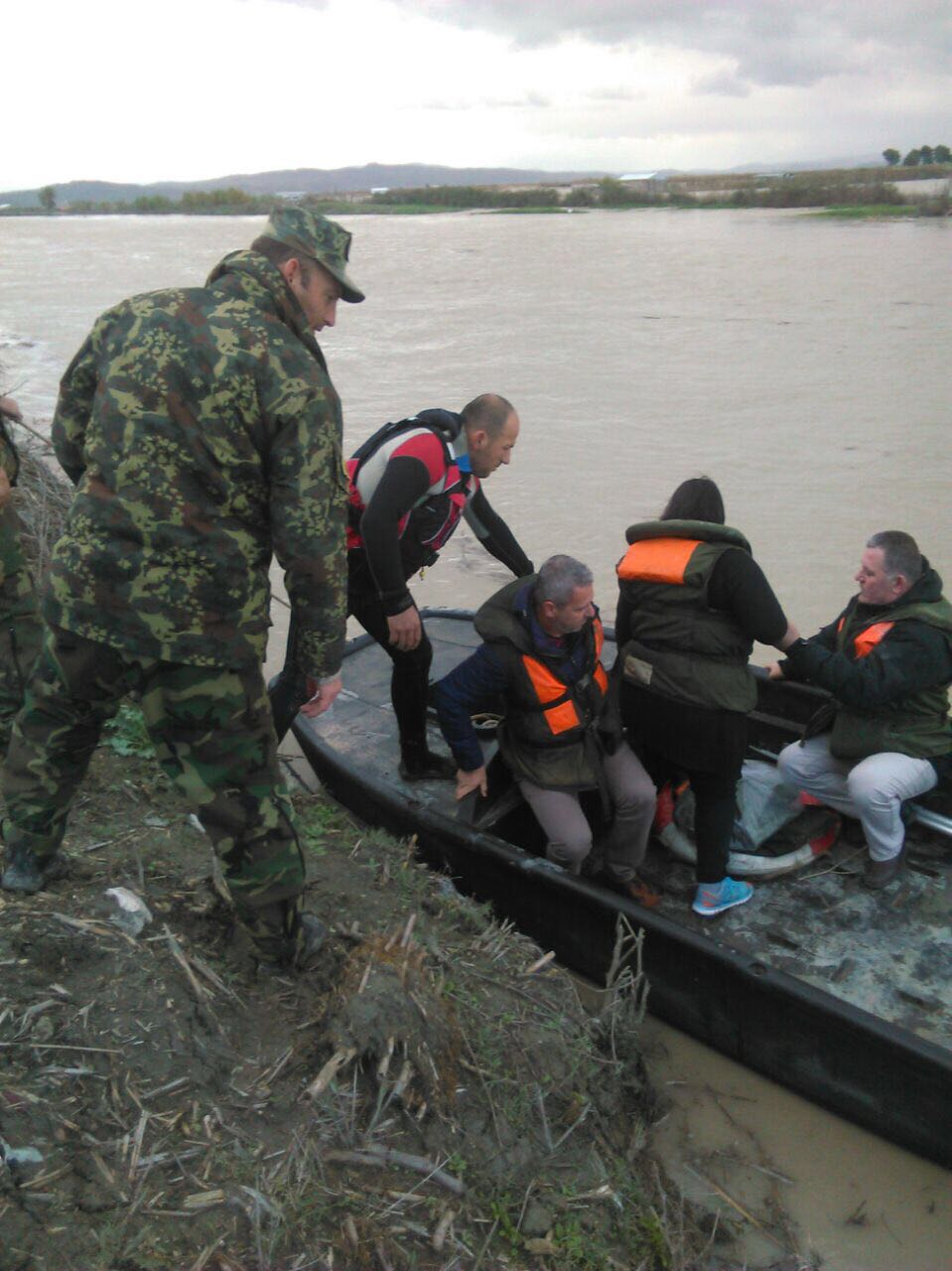 FOTO GALERI/ 2000 banorë të bllokuar në Darëzezë, nis ndërtimi i urës dhe evakuimi me varka