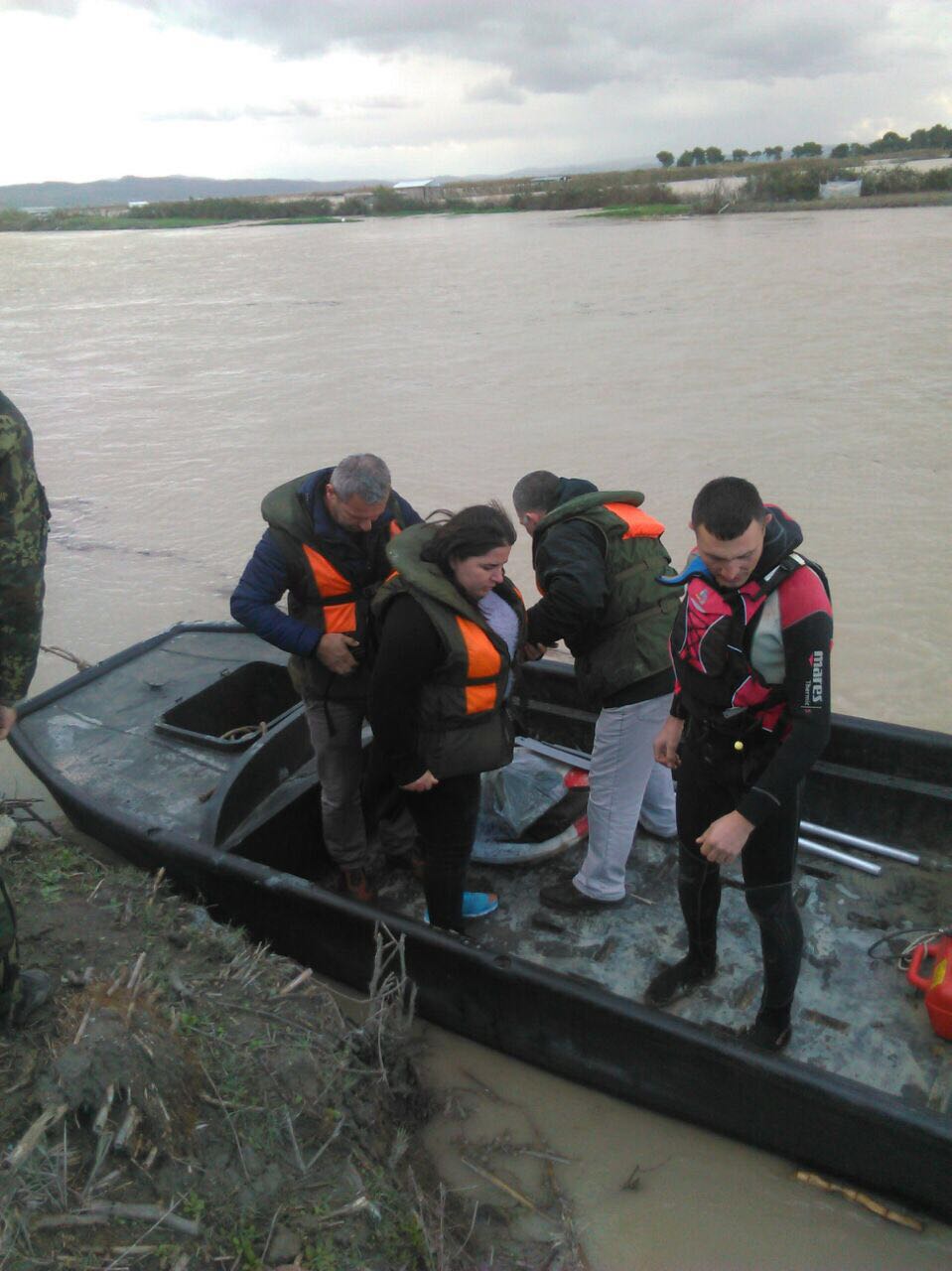 FOTO GALERI/ 2000 banorë të bllokuar në Darëzezë, nis ndërtimi i urës dhe evakuimi me varka