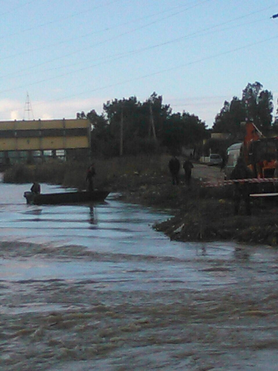 FOTO GALERI/ 2000 banorë të bllokuar në Darëzezë, nis ndërtimi i urës dhe evakuimi me varka
