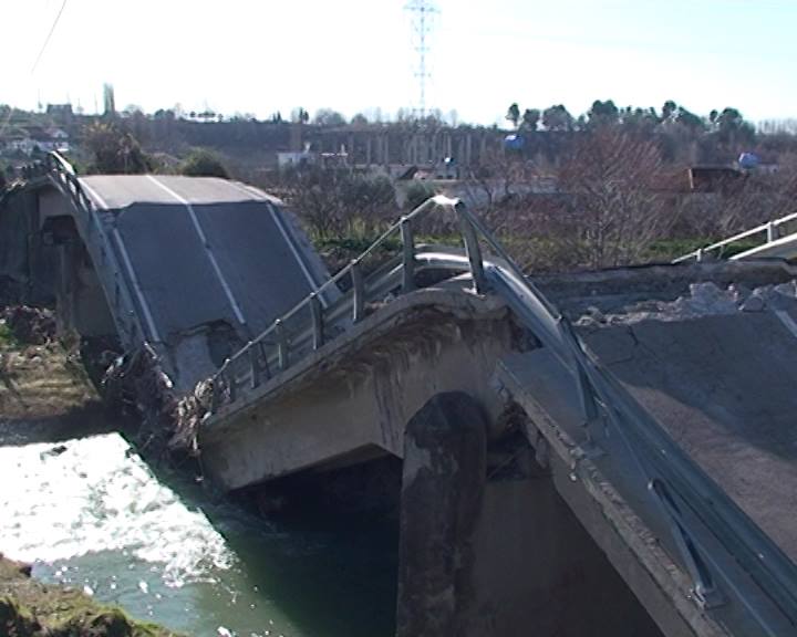FOTO/ Banorët të mashtruar për rindërtimin e urës së Drojes paralajmërojnë: Do bllokojmë superstradën dhe do rrethojmë kryeministrinë