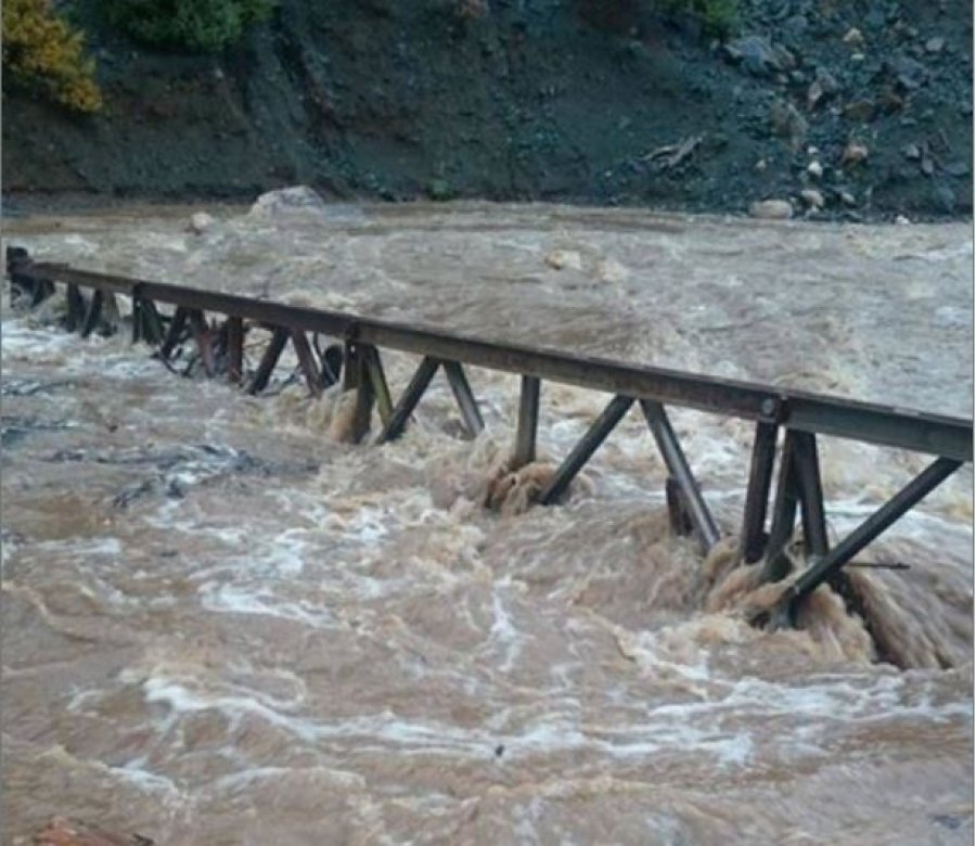 FOTO/ Përmbytjet në Korçë, rrezik shembje për Urën e Zemblakut, policia devijon qarkullimin