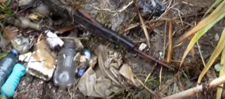 FOTO/ Produkti i përmbytjeve, në Valias del në sipërfaqe një karabinë dhe një palë pranga